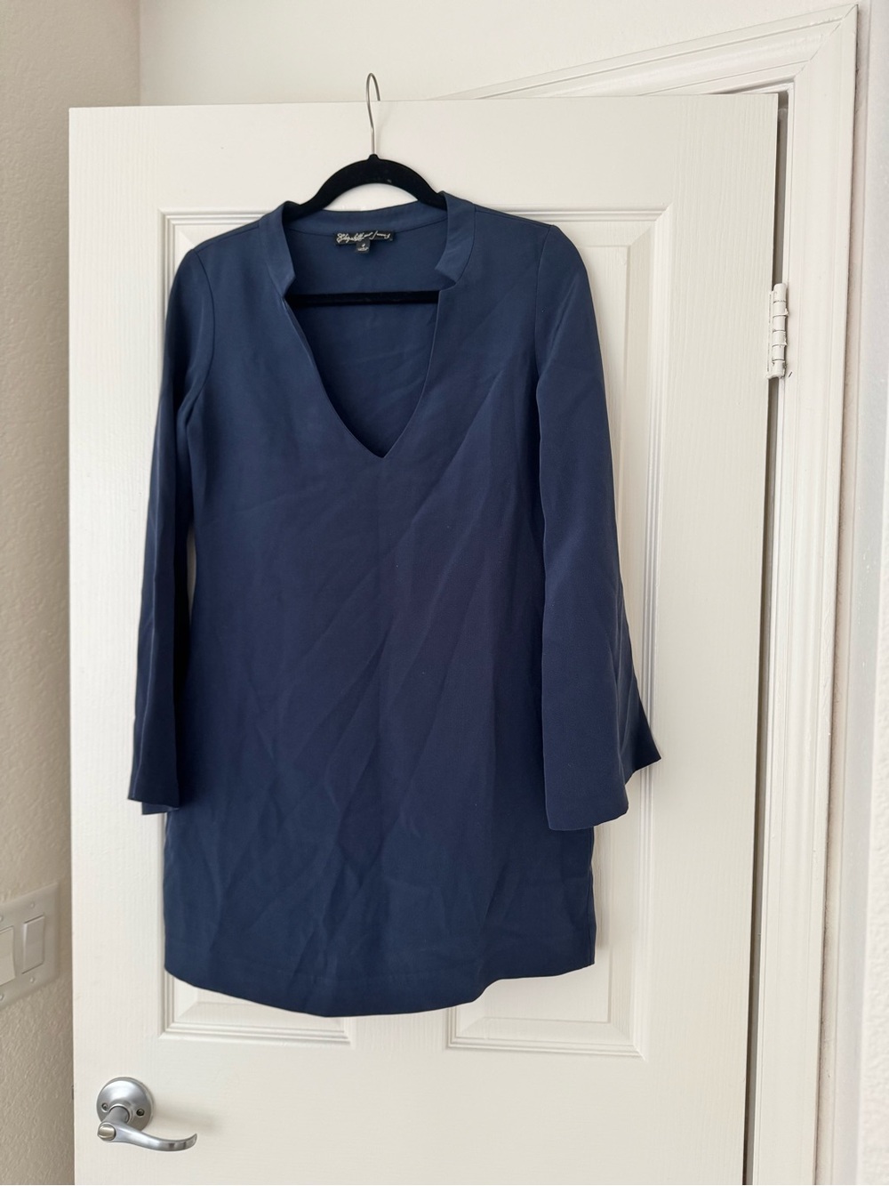 ELIZABETH and JAMES navy long Sleeve Mini Dress. Versatile. Size 4